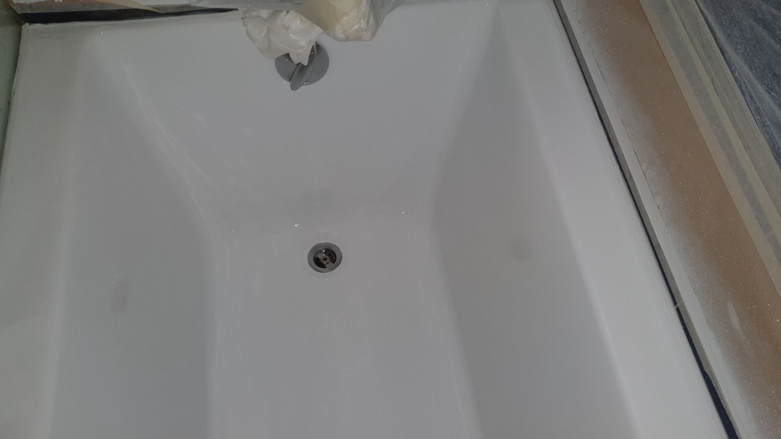 Depois: a mesma banheira esmaltada, branca e lisa