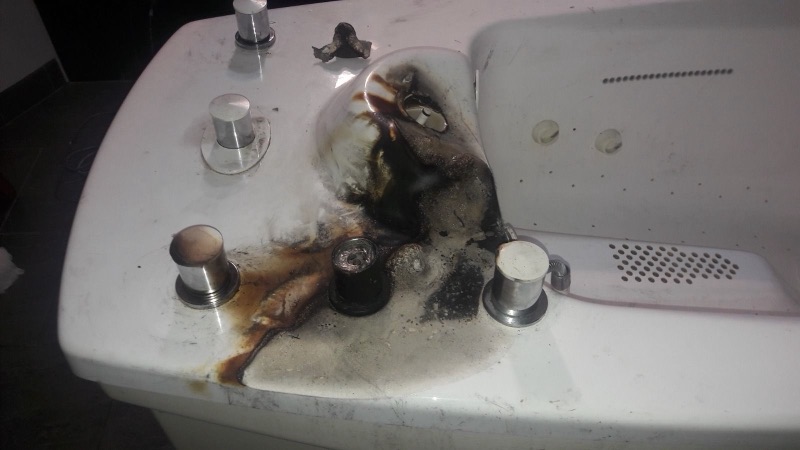 Antes: rebordo de banheira de hidromassagem queimado junto às torneiras