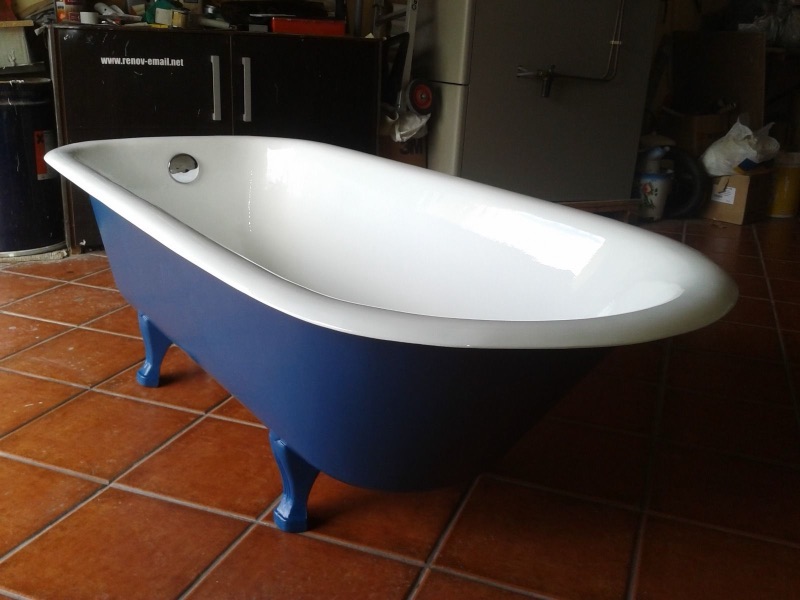 Banheira antiga com pés restaurada em azul