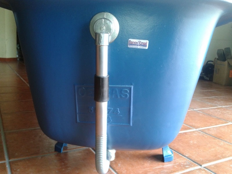 Traseira de banheira com pés e esgoto