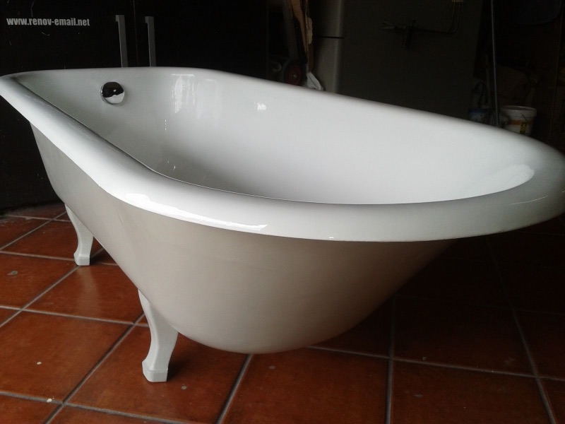 Banheira antiga com pés restaurada em branco