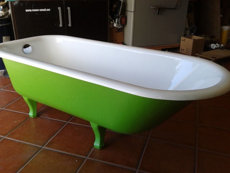 Banheira antiga com pés restaurada em verde