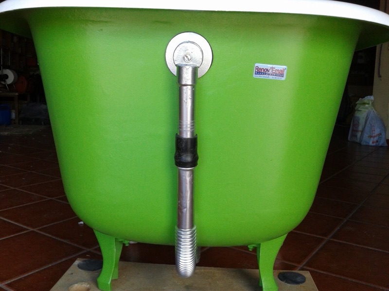 Banheira antiga com pés restaurada em verde
